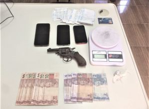 Ação da Polícia Civil contra o tráfico de drogas resulta em três prisões, uma delas em assentamento 