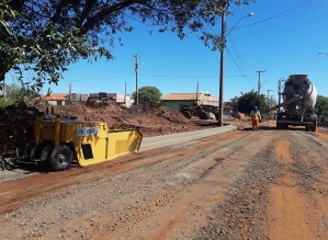 Ruas em pavimentação no Terras de São José recebem guias e sarjetas
