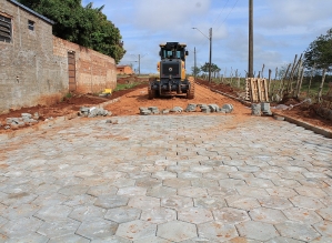 Pavimentação em rua amplia integração no Jardim Paraíso