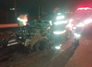 Acidente entre carro e caminhão deixa jovem avareense ferida