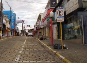 Avaré: Comerciantes reclamam de lixo espalhado pelo centro da cidade