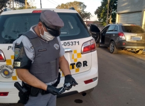 TOR persegue veículo, prende um e apreende arma e ‘carro clonado’ na SP-280