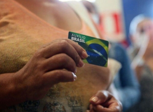 Divulgado calendário de pagamentos do Auxílio Brasil para 2023