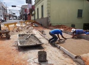 Prefeitura de Avaré recupera rua na região central danificada pelas chuvas