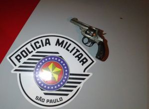 Polícia Militar prende dois por roubo a sorveteria e apreende revólver