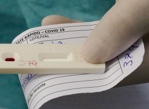 Testes positivos de Covid em crianças chegam a 50,8% em 21 dias, segundo laboratório