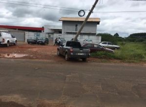 Motorista passa mal e colide carro contra poste em Avaré