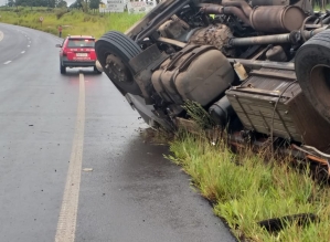 Caminhão carregado com farinha capota na rodovia Raposo Tavares