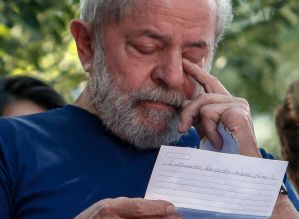 Preso, Lula diz em carta que PT pode ficar à vontade sobre candidatura