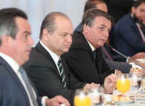Governo prorroga auxílio emergencial de R$ 300 até o fim do ano