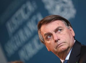 Aprovação de Bolsonaro despenca de 37% para 26%