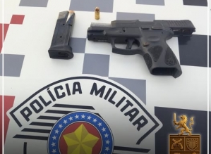 Homem é preso com arma de fogo após disparos contra familiar em Iaras