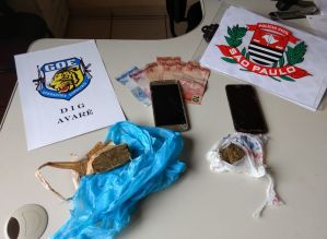 Dupla é presa no Costa Azul por tráfico de drogas