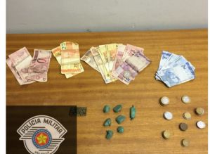 PM flagra duas mulheres que compravam drogas em Paranapanema