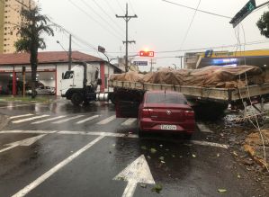 Caminhão tomba atinge carro e para trânsito em Avaré