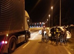 Polícia Rodoviária persegue caminhão por quase 30 km e libera motorista feito refém por bandidos