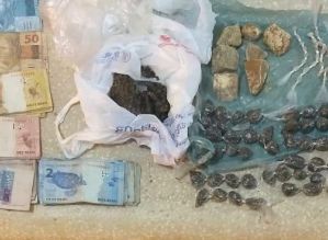 Menores são detidos pela PM por tráfico de drogas em Itaí
