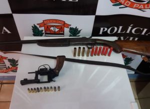 Policiais civis apreendem armas, munições e um homem é preso