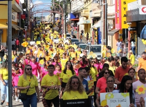 Caminhada da Campanha Faça Bonito reúne centenas de pessoas