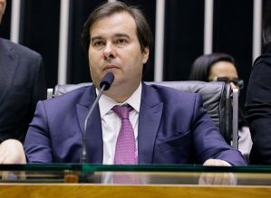 Maia defende redução de salário nos três Poderes para ajudar economia