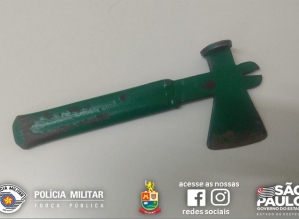 PM detém homem com machadinha ameaçando funcionários dentro de supermercado em Avaré