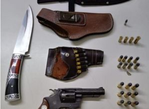 Após agredir mãe, filho é preso com revólver