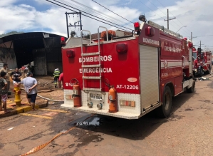 Bombeiros combatem incêndio em barracão de reciclagem em Piraju