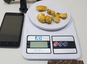 PM prende homem com drogas e descobre arma escondida em residência