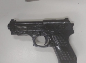 Adolescentes são flagrados com pistola “falsa” e drogas