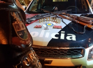 Idoso é preso com 4 espingardas em Arandu
