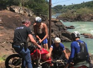 Polícia Civil retira do Rio Paranapanema motocicleta furtada de estudante