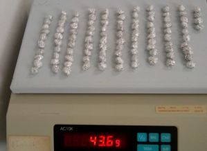 PC prende dupla com 103 papelotes de crack em Fartura