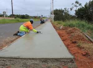 Calçada com quase 200 metros é construída na Villa Jatobá