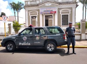 Polícia Militar doa roupas e alimentos em Avaré