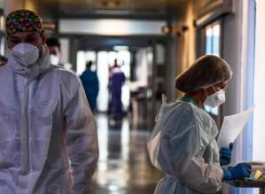 Propagação da Ômicron pode acabar com a fase de emergência da pandemia, diz OMS