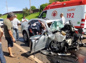 Motorista de carro morre e bois fogem em acidente com caminhão de transporte de gado em Taquarituba