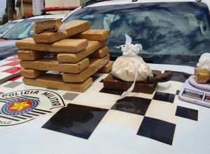 Com ajuda de cão farejador PM prende dois e mais de 10 quilos de drogas em Avaré