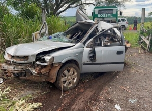Três pessoas da mesma família morrem após carro bater em árvore e capotar 