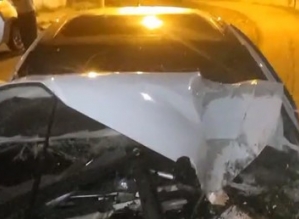 Frente de carro fica destruída após motorista bater em árvore em Avaré