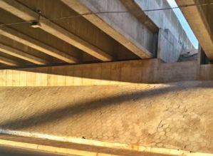 Adolescente cai de 10 metros de altura ao tentar pular vão de viaduto em rodovia de Avaré