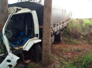 Motorista fica ferido após caminhão cair em ribanceira em Avaré