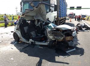 Engavetamento com oito veículos mata casal de idosos na rodovia Castello Branco