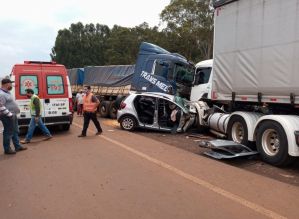 Carro é atingido por dois caminhões e motorista fica gravemente ferido em rodovia