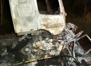 Motorista de carro morre carbonizado em acidente com carreta que transportava porcos em Piraju