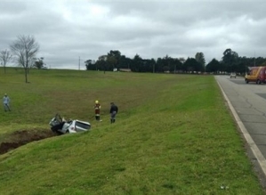 Motorista morre após perder controle da direção e carro cair em ribanceira em rodovia de Itararé