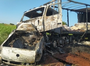 Ocupantes de caminhonete morrem carbonizados após acidente com carreta na SP-255