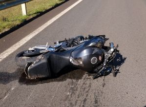 Jovem morre e homem fica ferido em acidente com motos em rodovia de Botucatu