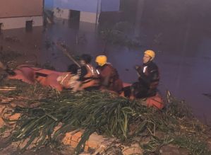 Corpo de Bombeiros de Avaré ajuda nas enchentes de Botucatu