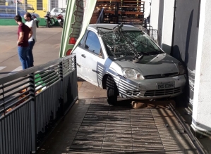 Homem é preso depois de bater carro em estacionamento de supermercado em Avaré (Veja o vídeo)