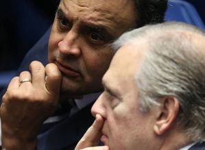 Aécio destitui Tasso do comando do PSDB
